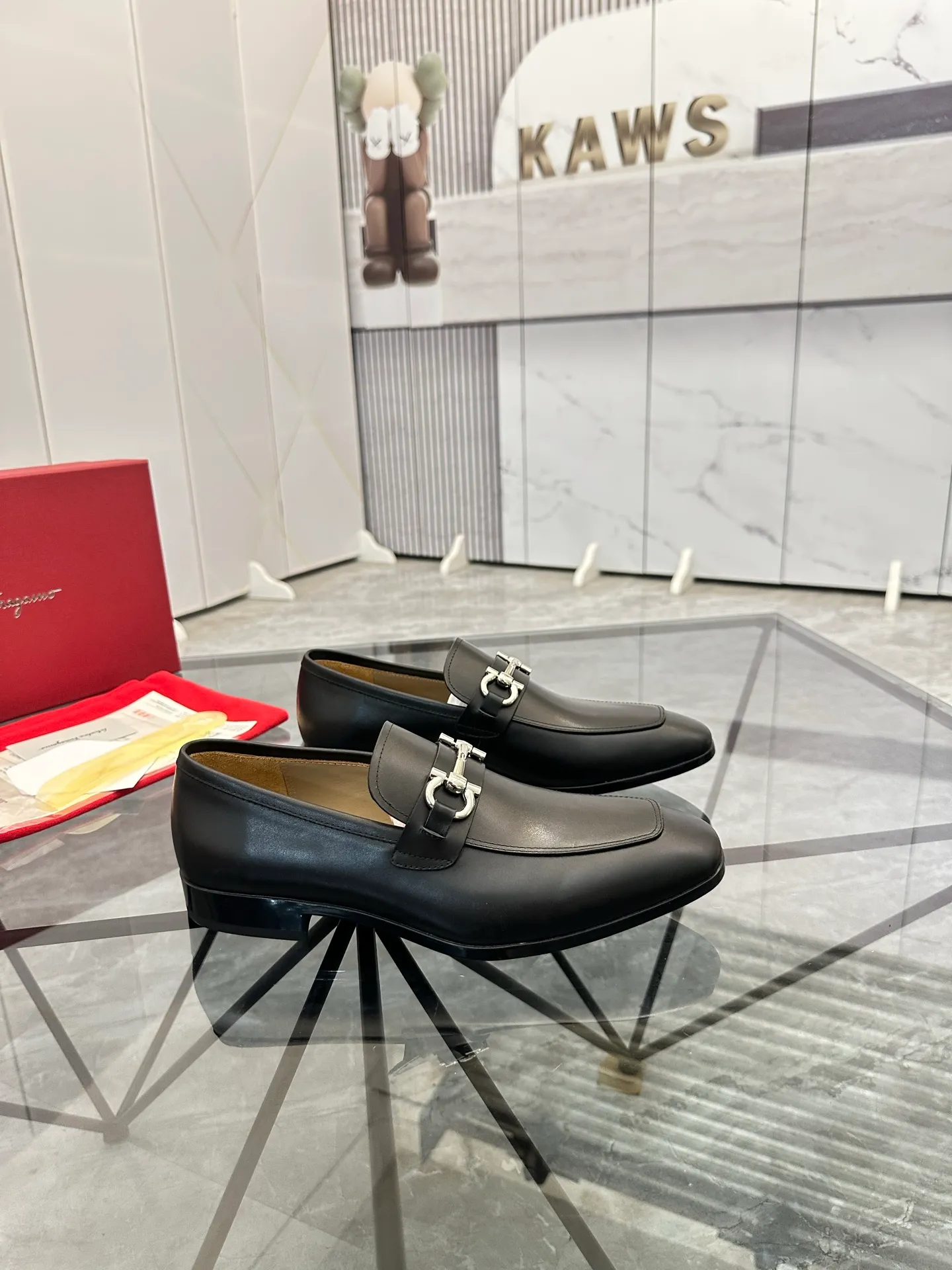 Men's shoes: 💰P640¥ High-end quality Product trademark: Ferragamo* "Ferragamo*" leather shoes Regular size: 38-44 (can be customized to 45.46.) Product materials: imported first-layer cowhide leather upper, cowhide lining, original outsole. Number: 688